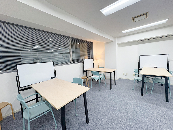 白を基調とした清潔感のある教室です。全席にホワイトボードを設置しています。