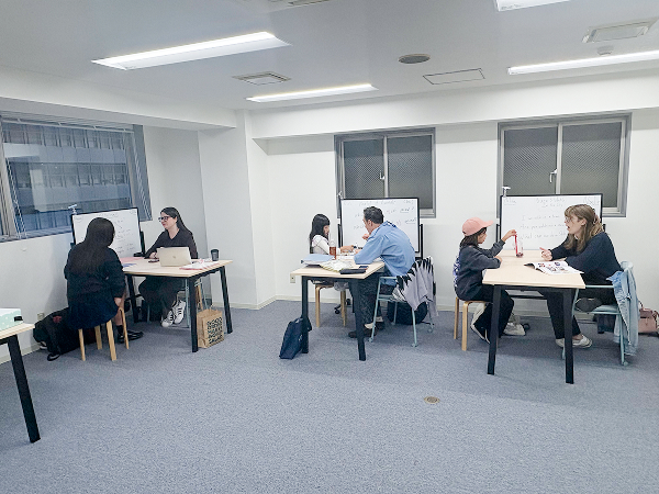 講師と生徒が近い距離で、少人数でのきめ細かなレッスンを行っています。