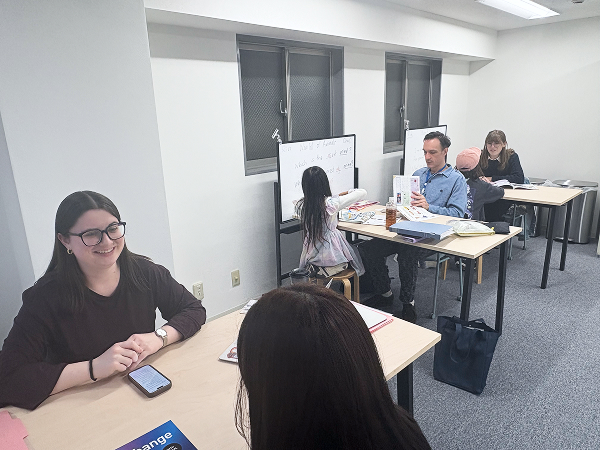 笑顔あふれる講師と、楽しみながら英語を学ぶ生徒さんの様子です。