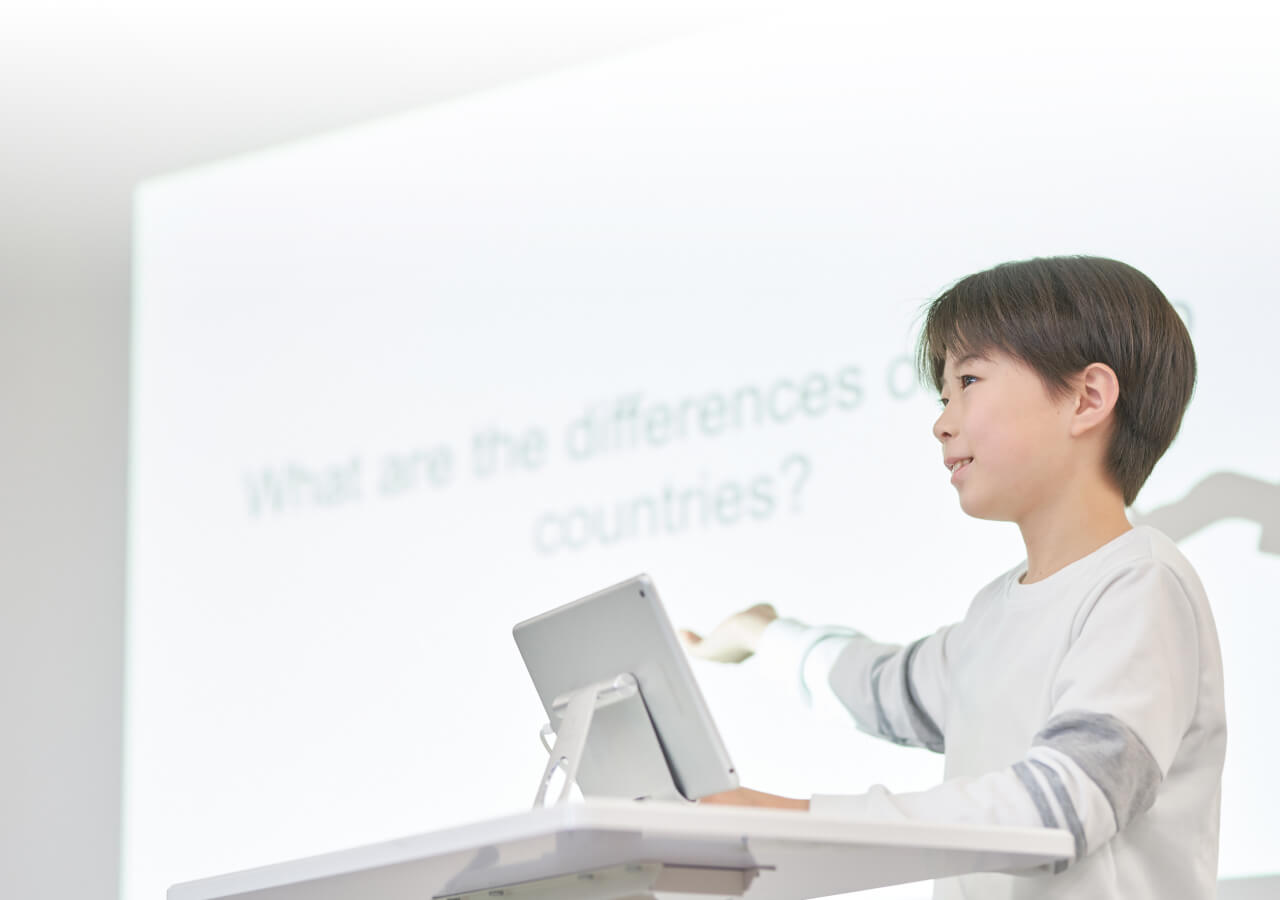 生徒が堂々とプレゼンテーションをしている様子