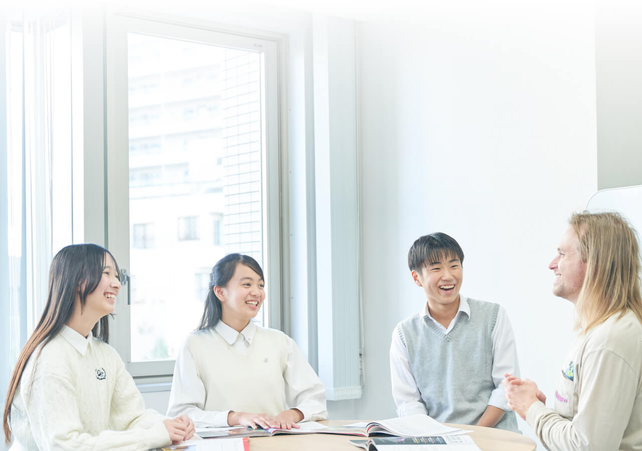 外国人講師と生徒たちがコミュニケーションをとっている様子